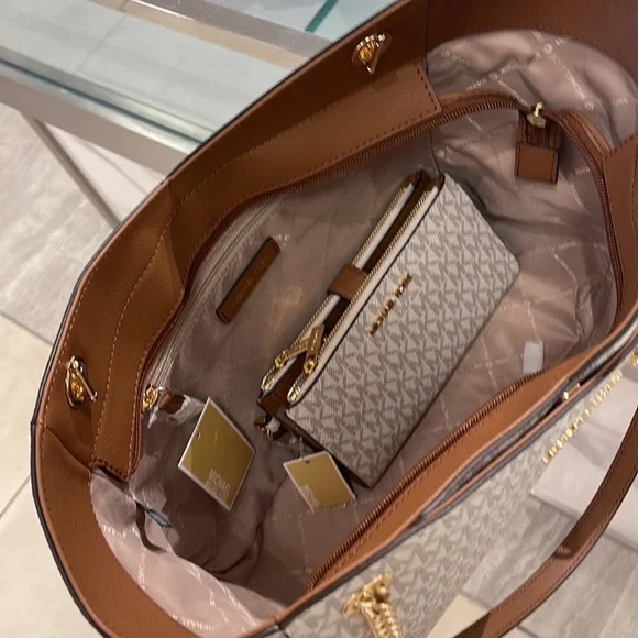 MICHAEL KORS LARGE X CHAIN SHOULDER TOTE 
& 
LARGE DOUBLE ZIP WALLET WRISTLET - Picture 10 of 16